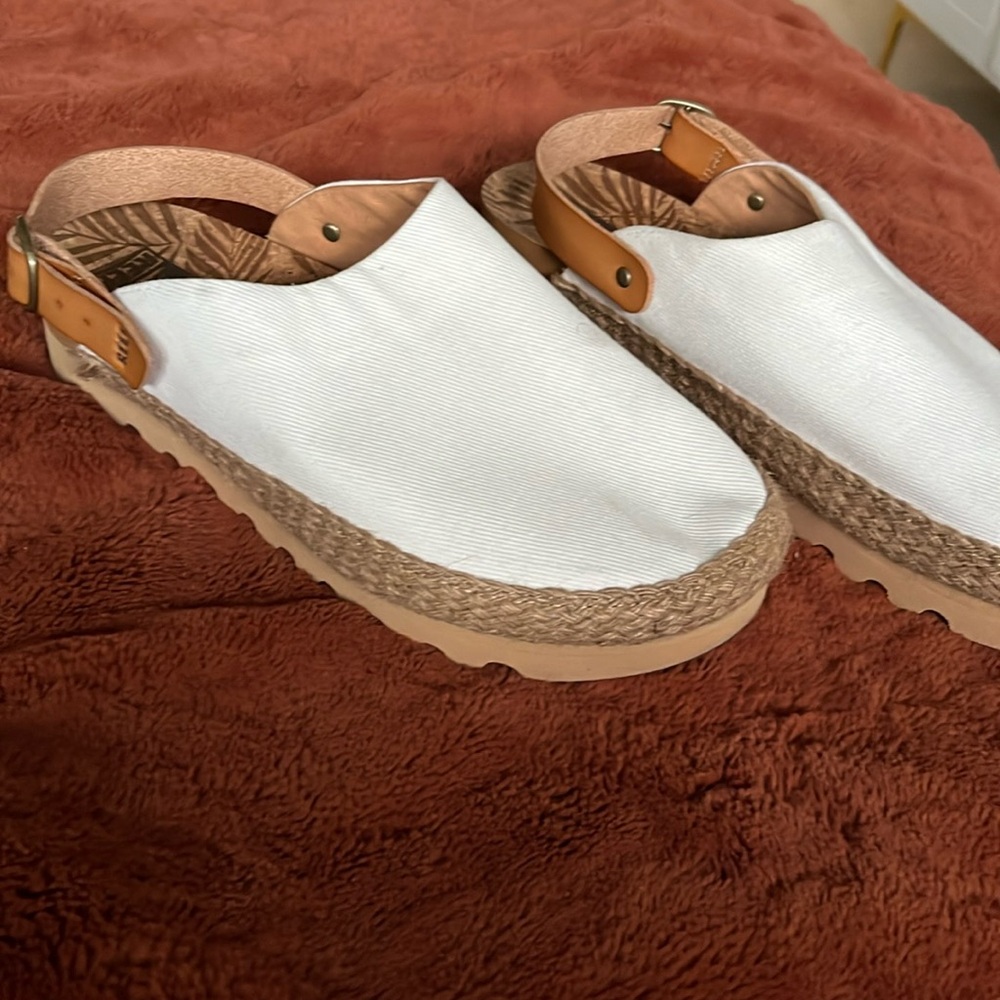 Reef Canvas sandals size 10 women’s